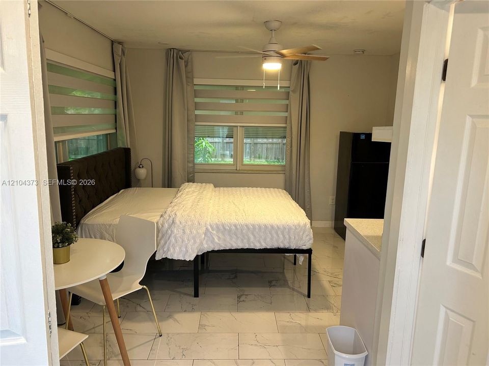 For Rent: $1,000 (1 beds, 1 baths, 1076 Square Feet)