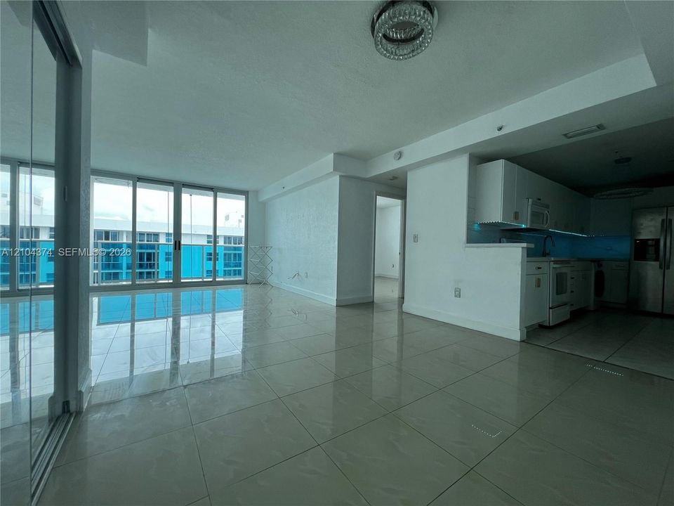 For Rent: $2,450 (1 beds, 1 baths, 825 Square Feet)