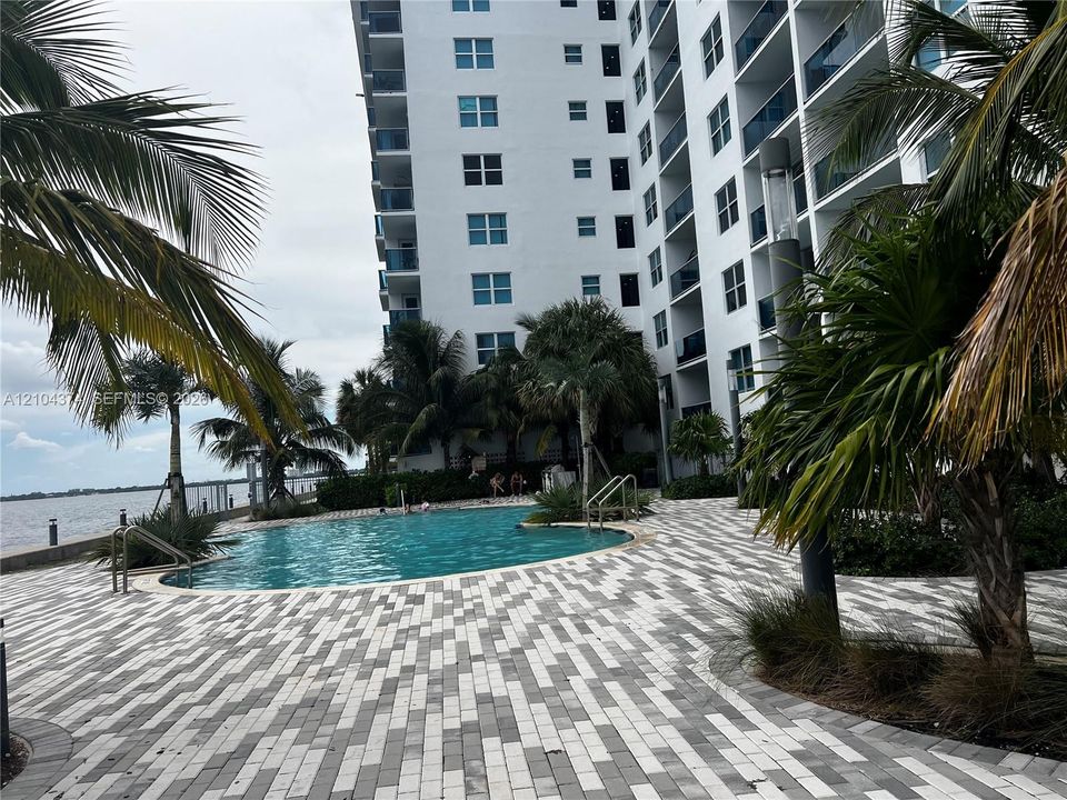 For Rent: $2,450 (1 beds, 1 baths, 825 Square Feet)