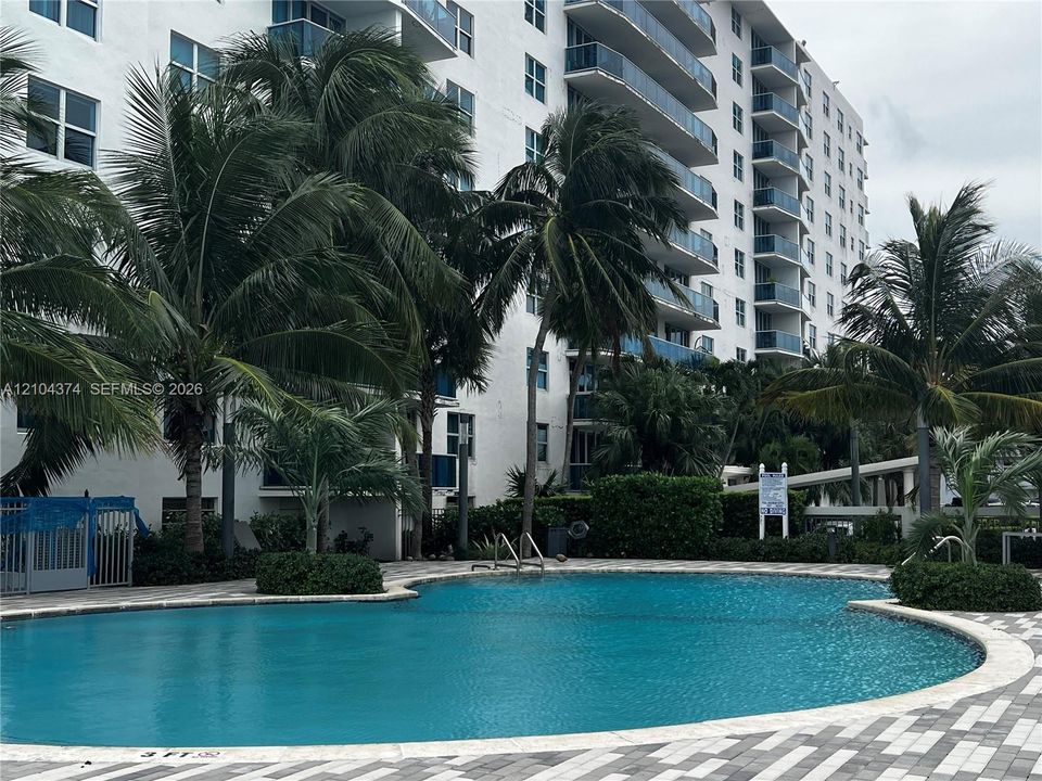 For Rent: $2,450 (1 beds, 1 baths, 825 Square Feet)