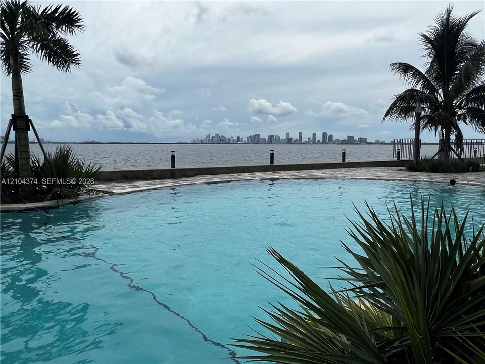 For Rent: $2,450 (1 beds, 1 baths, 825 Square Feet)