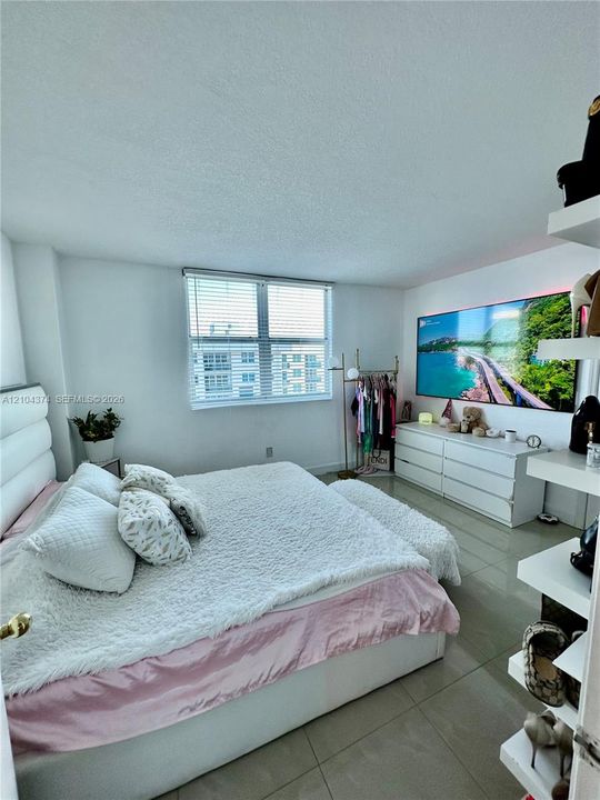 For Rent: $2,450 (1 beds, 1 baths, 825 Square Feet)