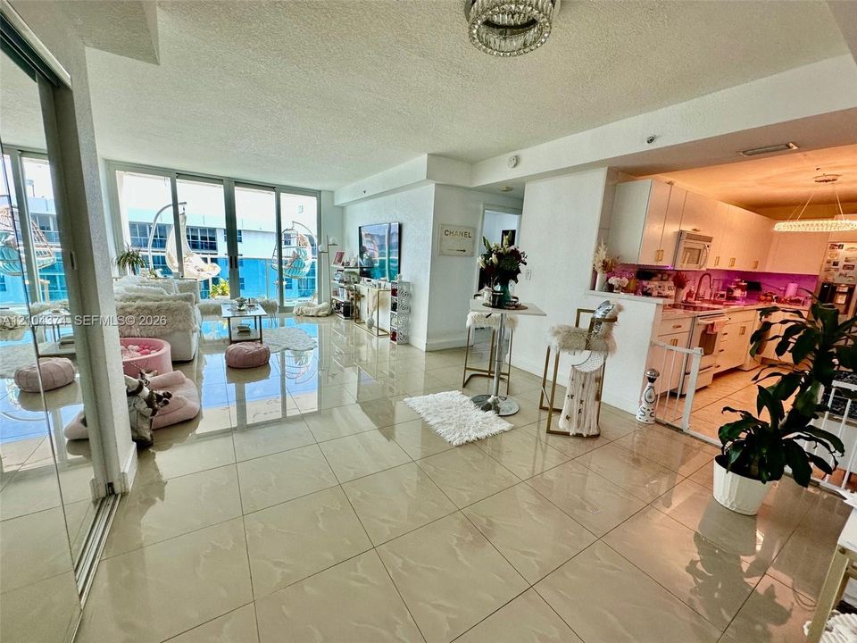 For Rent: $2,450 (1 beds, 1 baths, 825 Square Feet)
