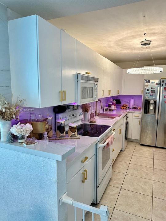For Rent: $2,450 (1 beds, 1 baths, 825 Square Feet)