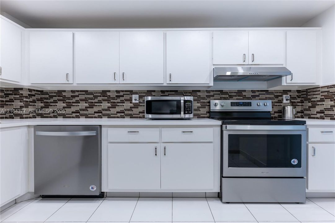 For Rent: $2,600 (2 beds, 2 baths, 1400 Square Feet)