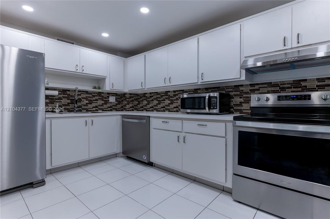 For Rent: $2,600 (2 beds, 2 baths, 1400 Square Feet)