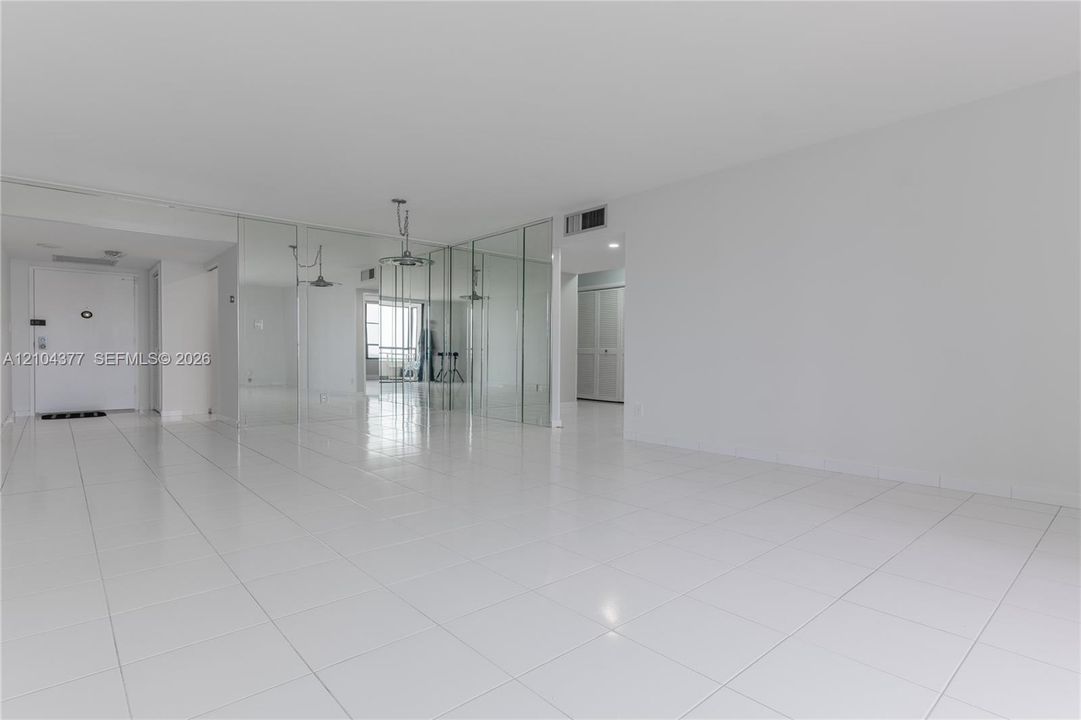 For Rent: $2,600 (2 beds, 2 baths, 1400 Square Feet)