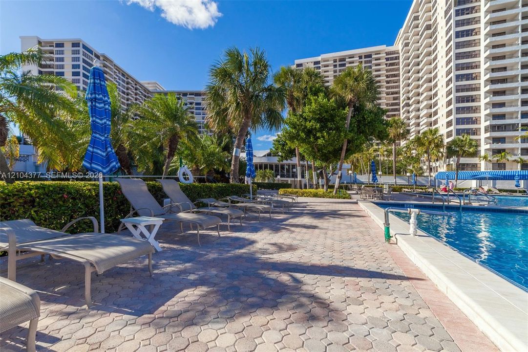 For Rent: $2,600 (2 beds, 2 baths, 1400 Square Feet)