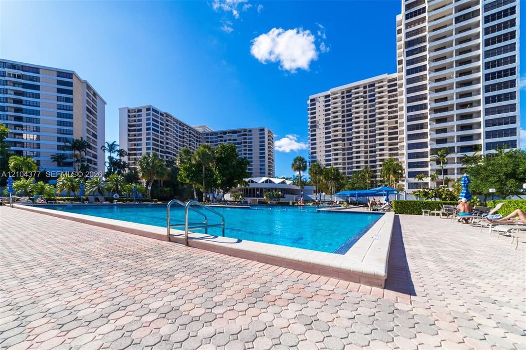 For Rent: $2,600 (2 beds, 2 baths, 1400 Square Feet)