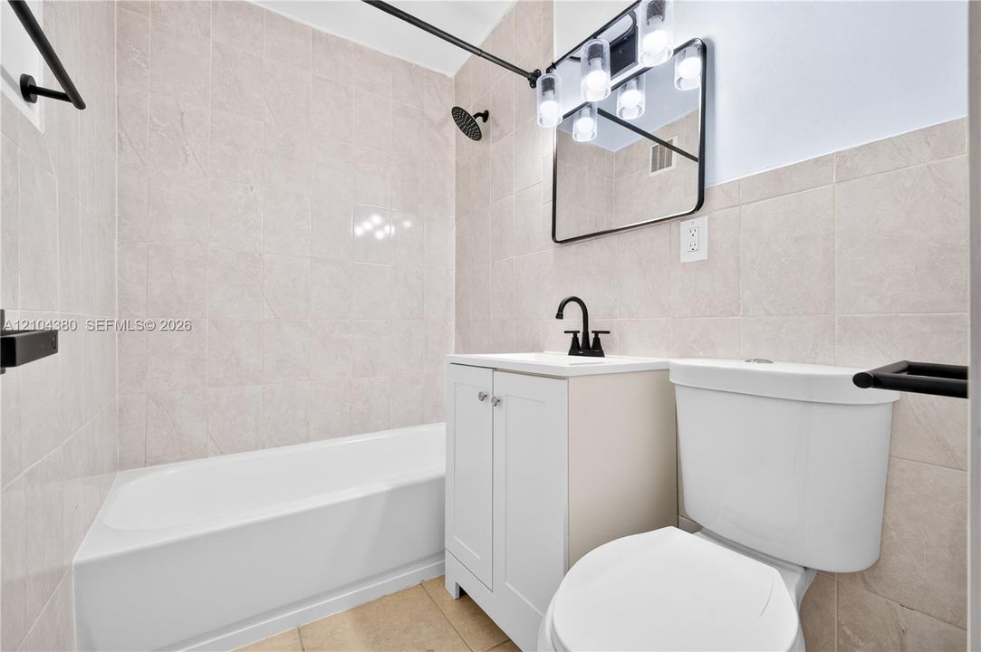 В аренду: $2,700 (4 спален, 2 ванн, 1014 Квадратных фут)