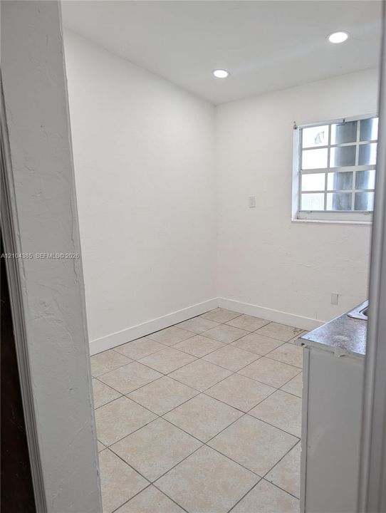 For Rent: $2,500 (2 beds, 1 baths, 1372 Square Feet)