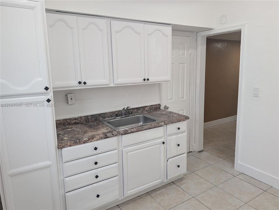 For Rent: $2,500 (2 beds, 1 baths, 1372 Square Feet)