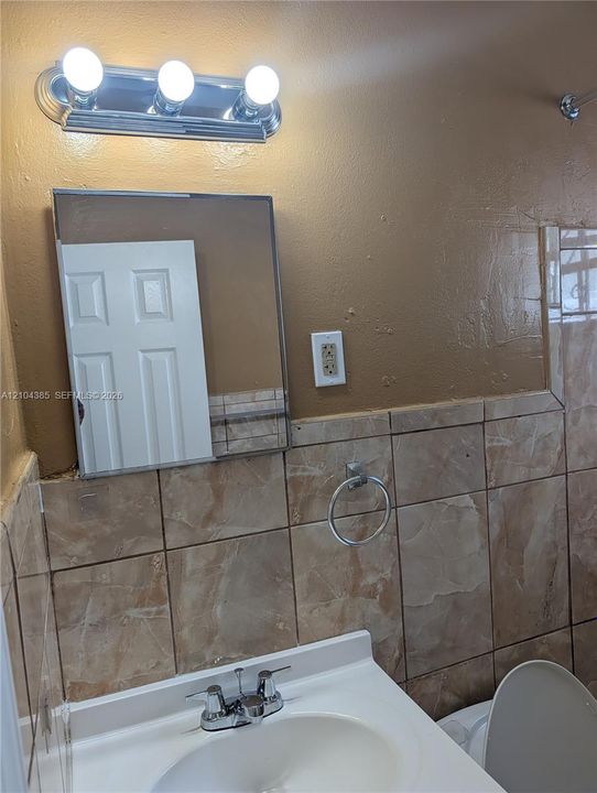 For Rent: $2,500 (2 beds, 1 baths, 1372 Square Feet)