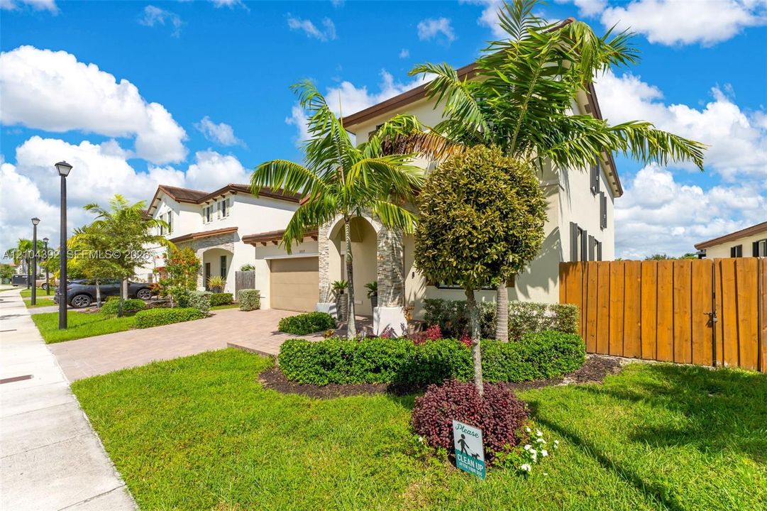 En Venta: $799,000 (5 camas, 3 baños, 3159 Pies cuadrados)