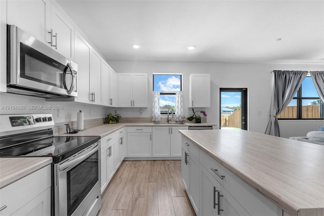 En Venta: $799,000 (5 camas, 3 baños, 3159 Pies cuadrados)