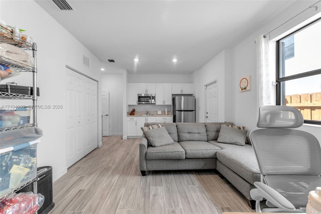 En Venta: $799,000 (5 camas, 3 baños, 3159 Pies cuadrados)