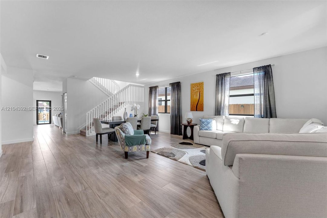 En Venta: $799,000 (5 camas, 3 baños, 3159 Pies cuadrados)