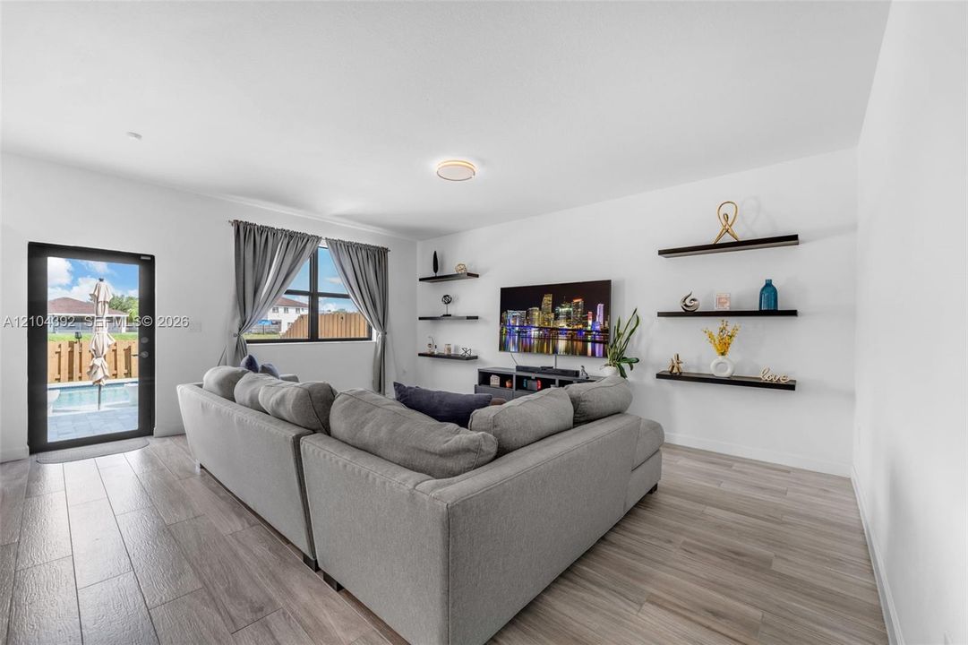 En Venta: $799,000 (5 camas, 3 baños, 3159 Pies cuadrados)