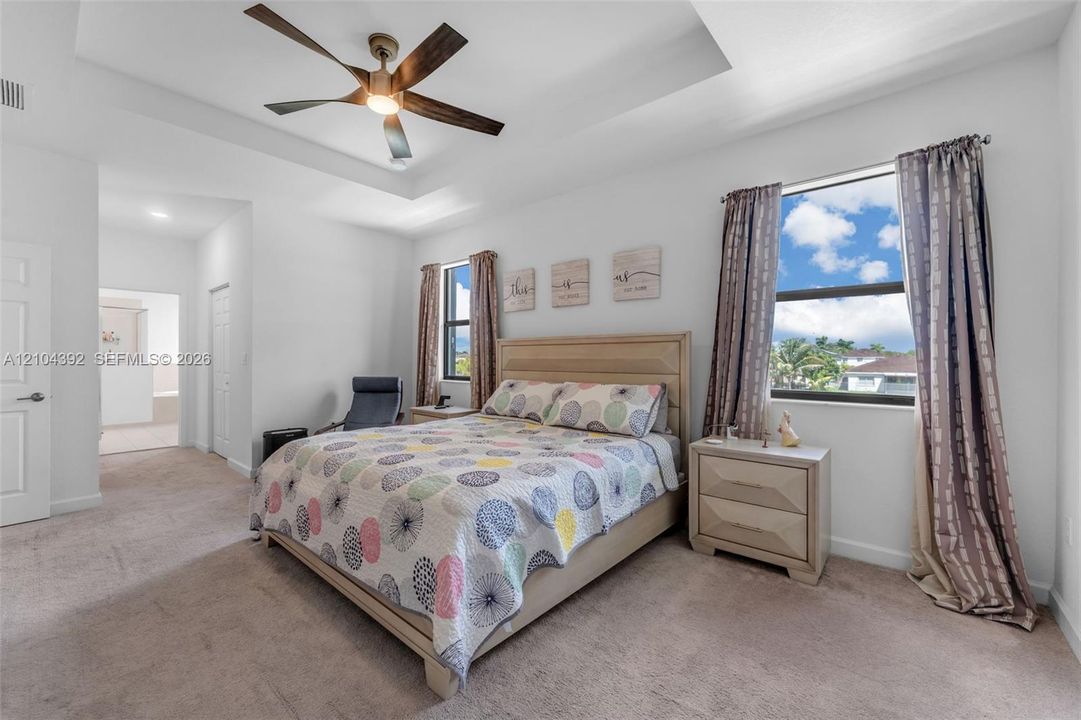En Venta: $799,000 (5 camas, 3 baños, 3159 Pies cuadrados)