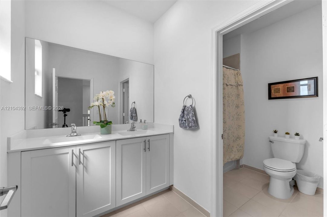 En Venta: $799,000 (5 camas, 3 baños, 3159 Pies cuadrados)