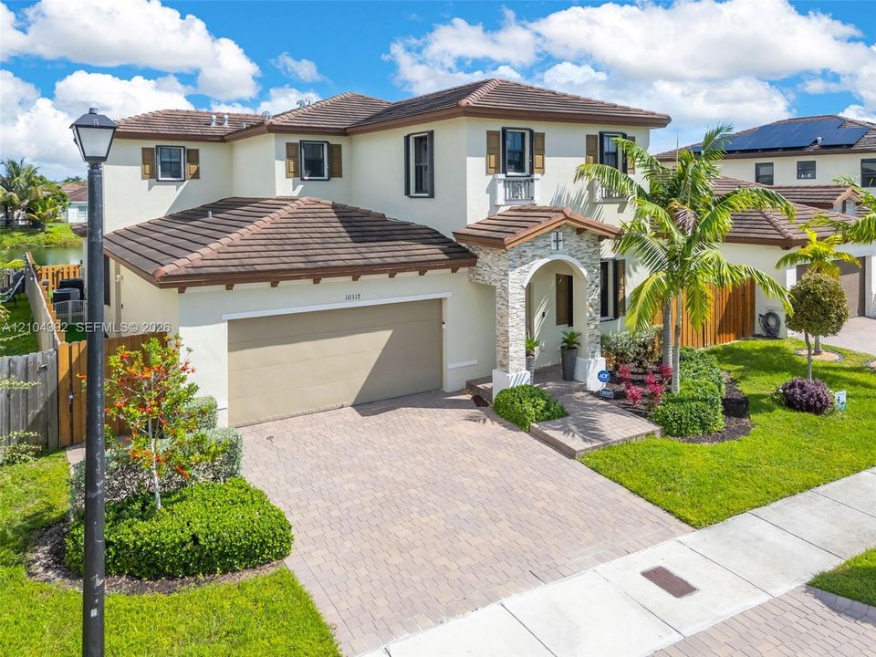 En Venta: $799,000 (5 camas, 3 baños, 3159 Pies cuadrados)