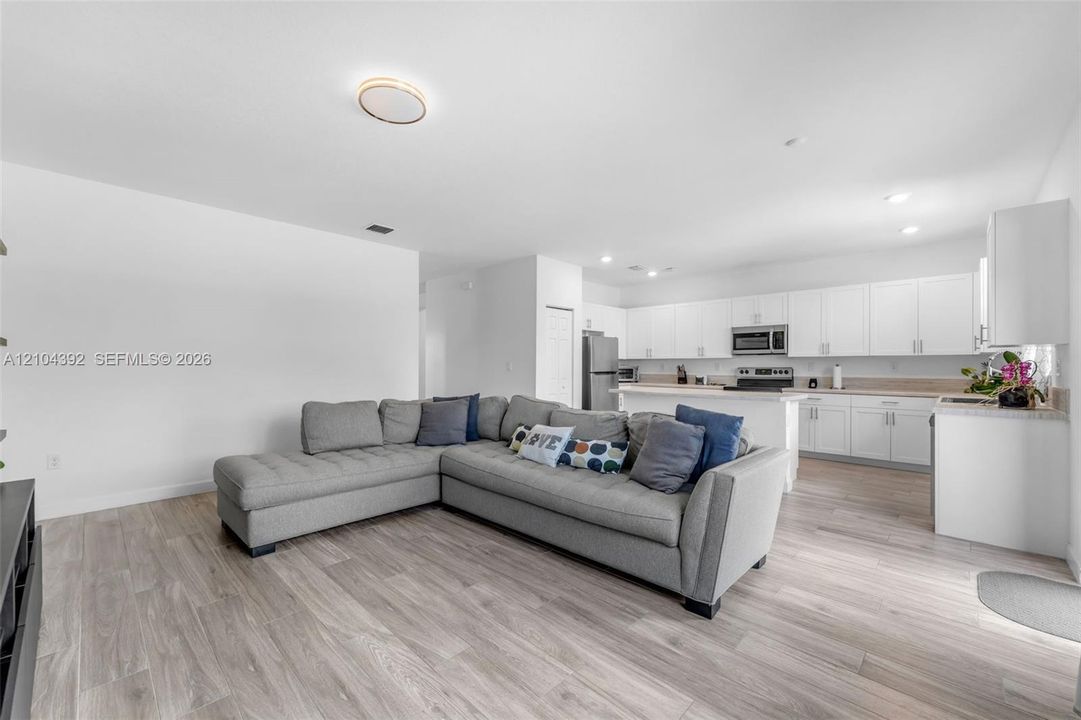 En Venta: $799,000 (5 camas, 3 baños, 3159 Pies cuadrados)