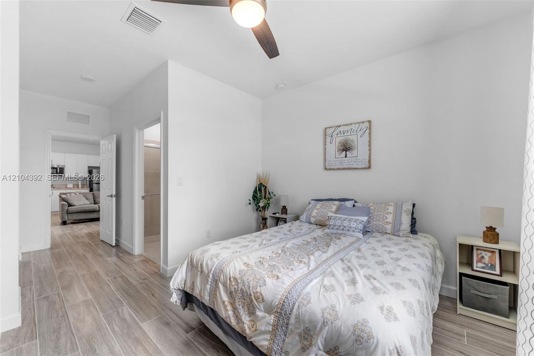 En Venta: $799,000 (5 camas, 3 baños, 3159 Pies cuadrados)