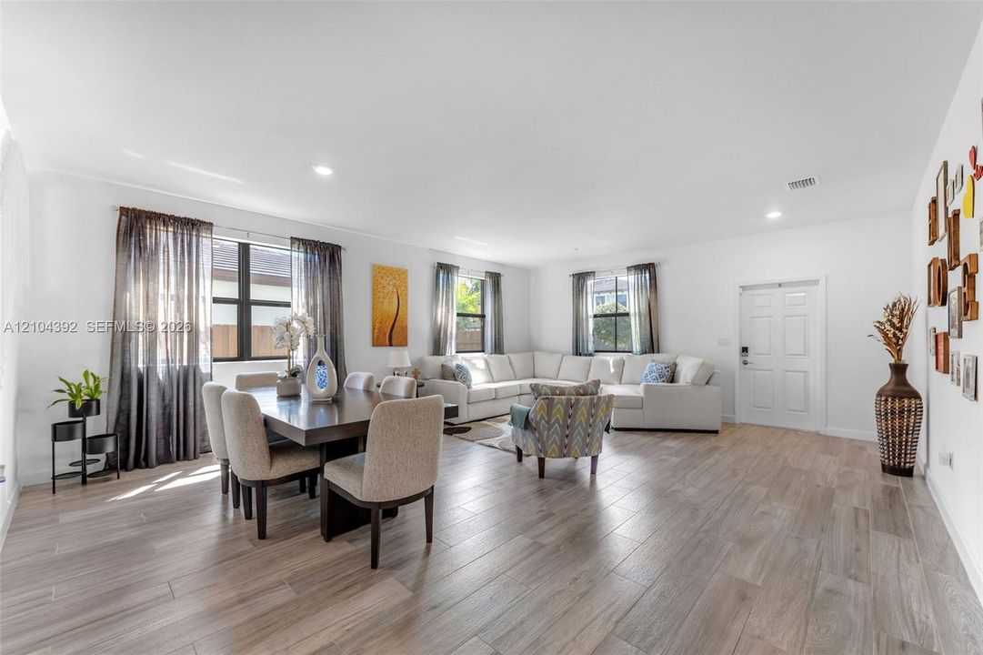 En Venta: $799,000 (5 camas, 3 baños, 3159 Pies cuadrados)