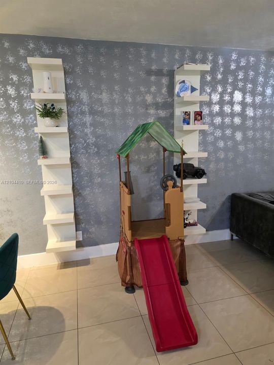 В аренду: $1,900 (2 спален, 1 ванн, 851 Квадратных фут)