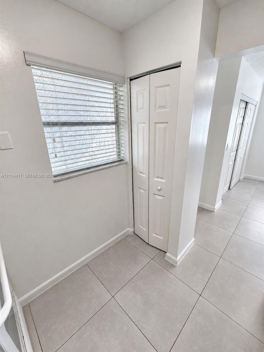 For Rent: $1,700 (1 beds, 1 baths, 637 Square Feet)