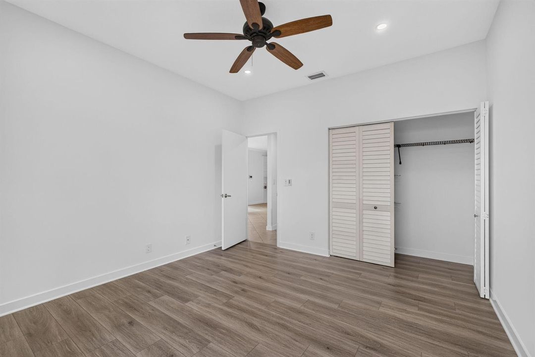 17 - Bedroom closet