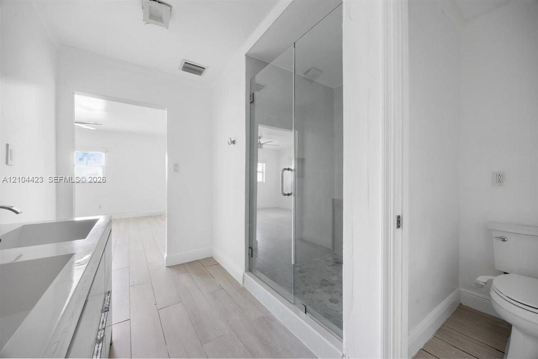 For Sale: $950,000 (6 beds, 3 baths, 2270 Square Feet)