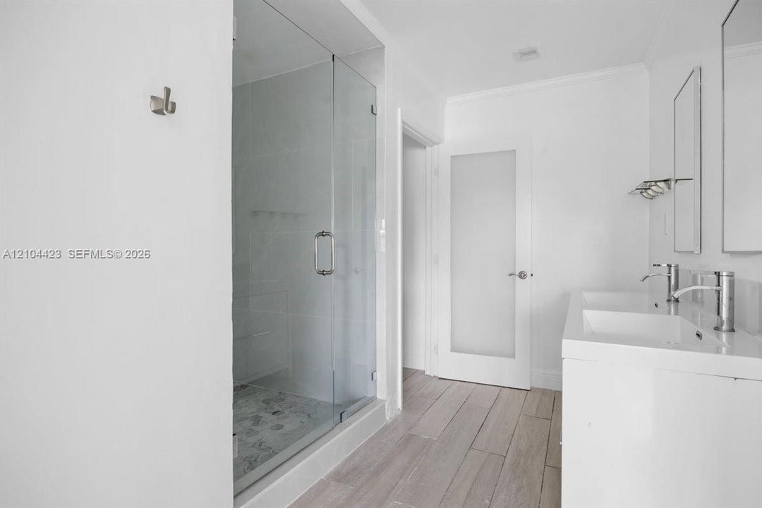 For Sale: $950,000 (6 beds, 3 baths, 2270 Square Feet)