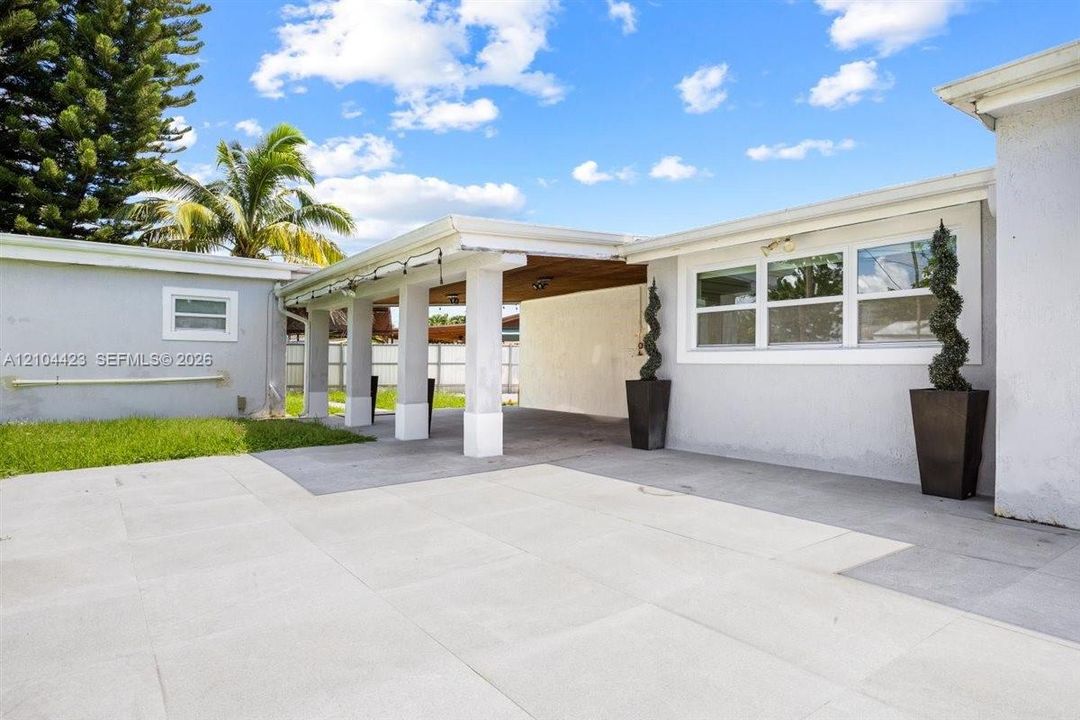 For Sale: $950,000 (6 beds, 3 baths, 2270 Square Feet)