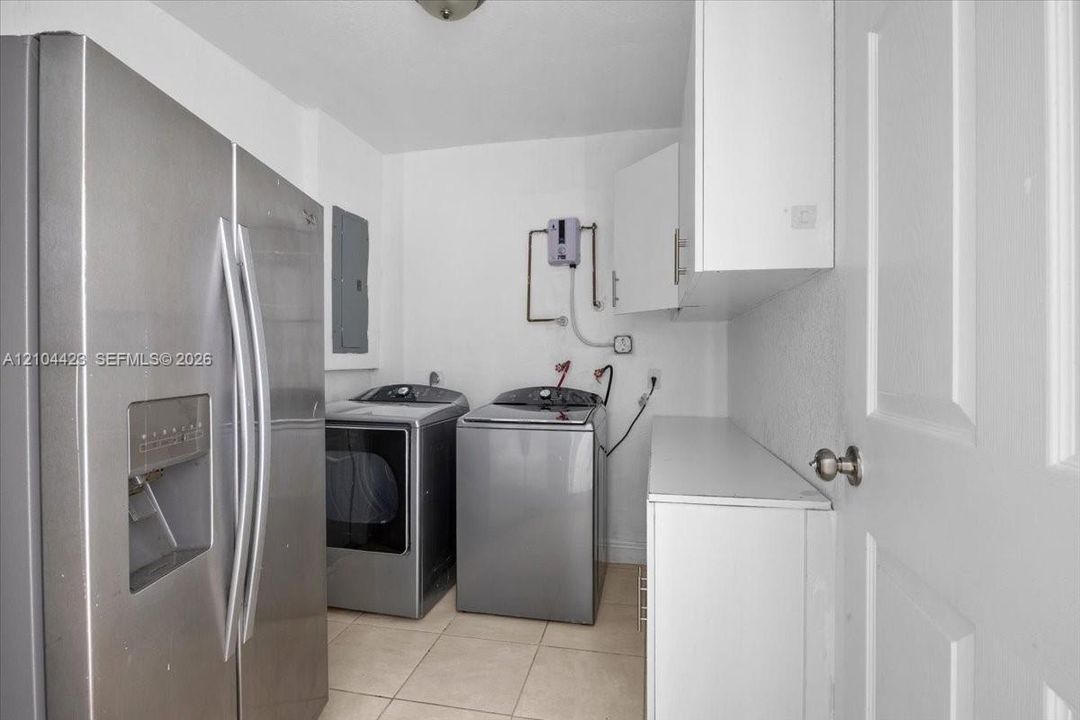 For Sale: $950,000 (6 beds, 3 baths, 2270 Square Feet)
