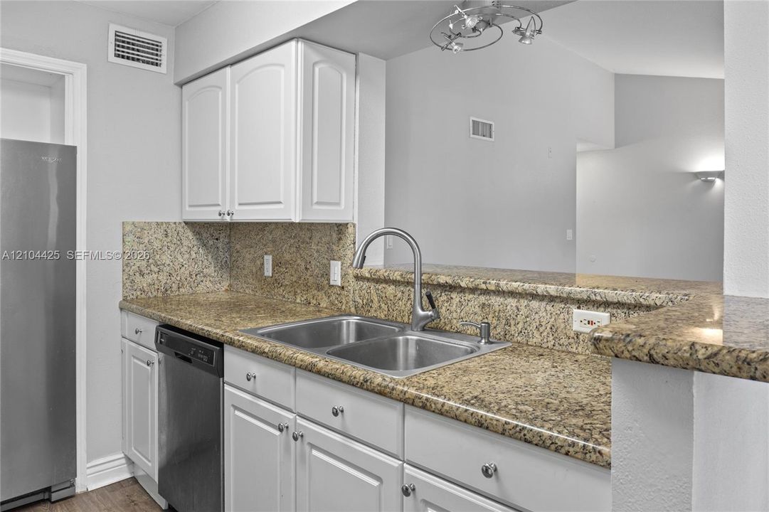 For Sale: $234,900 (2 beds, 2 baths, 1256 Square Feet)