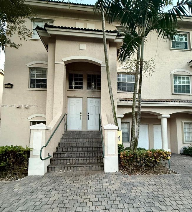 For Rent: $2,700 (2 beds, 2 baths, 1050 Square Feet)