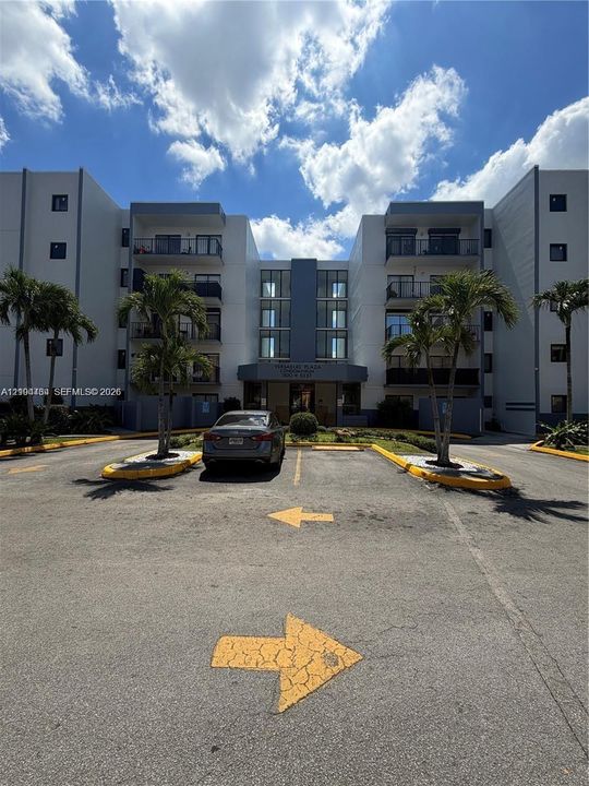 For Rent: $2,350 (2 beds, 2 baths, 800 Square Feet)