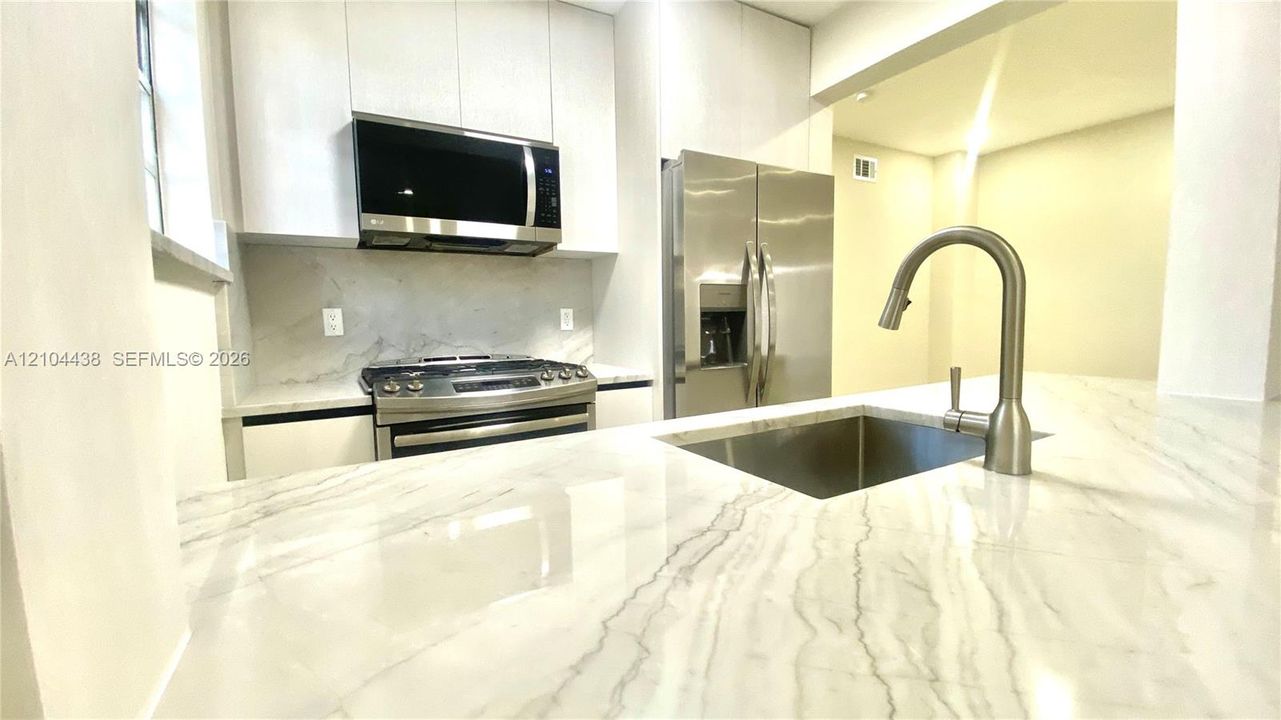 For Rent: $2,200 (1 beds, 1 baths, 680 Square Feet)