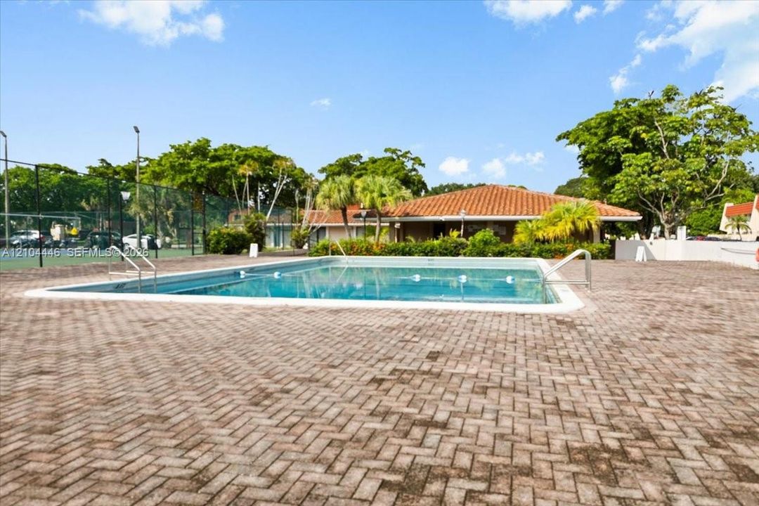 For Rent: $1,900 (2 beds, 2 baths, 1016 Square Feet)
