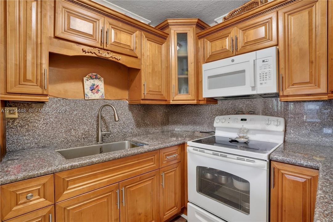 En Venta: $270,000 (2 camas, 2 baños, 866 Pies cuadrados)