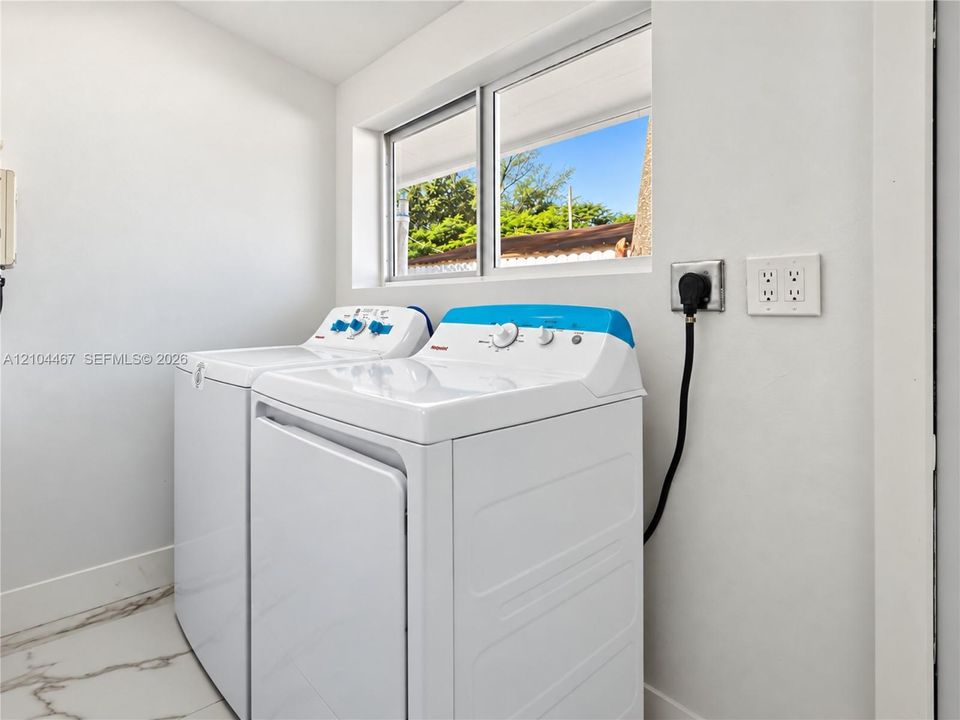 For Sale: $720,000 (3 beds, 3 baths, 2075 Square Feet)