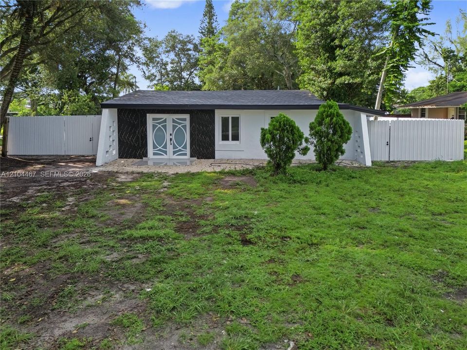 For Sale: $720,000 (3 beds, 3 baths, 2075 Square Feet)