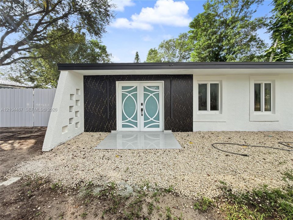 For Sale: $720,000 (3 beds, 3 baths, 2075 Square Feet)