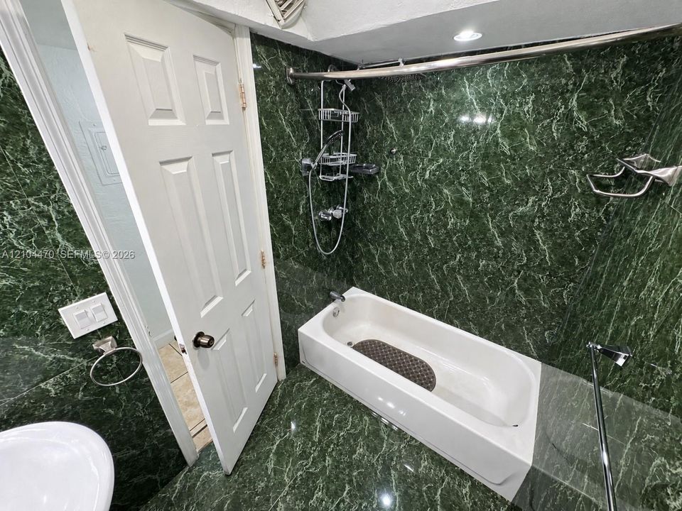 For Rent: $1,950 (2 beds, 1 baths, 843 Square Feet)