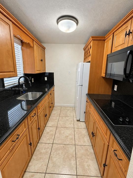 For Rent: $1,950 (2 beds, 1 baths, 843 Square Feet)