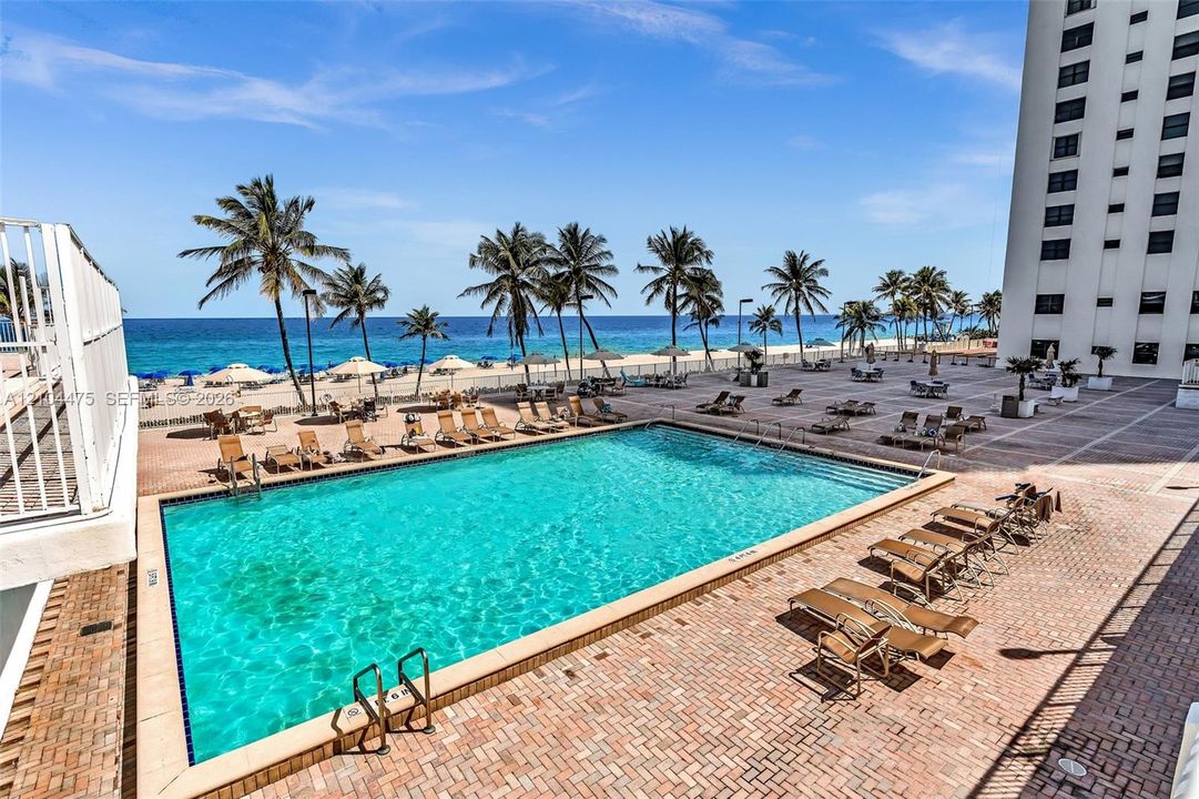 For Sale: $599,000 (2 beds, 2 baths, 1400 Square Feet)