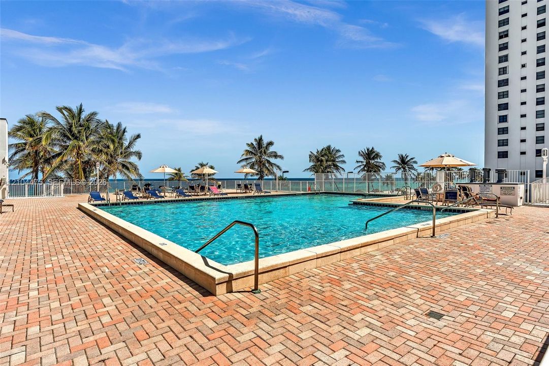 For Sale: $599,000 (2 beds, 2 baths, 1400 Square Feet)