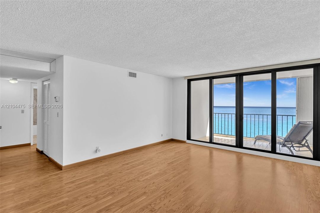 For Sale: $599,000 (2 beds, 2 baths, 1400 Square Feet)