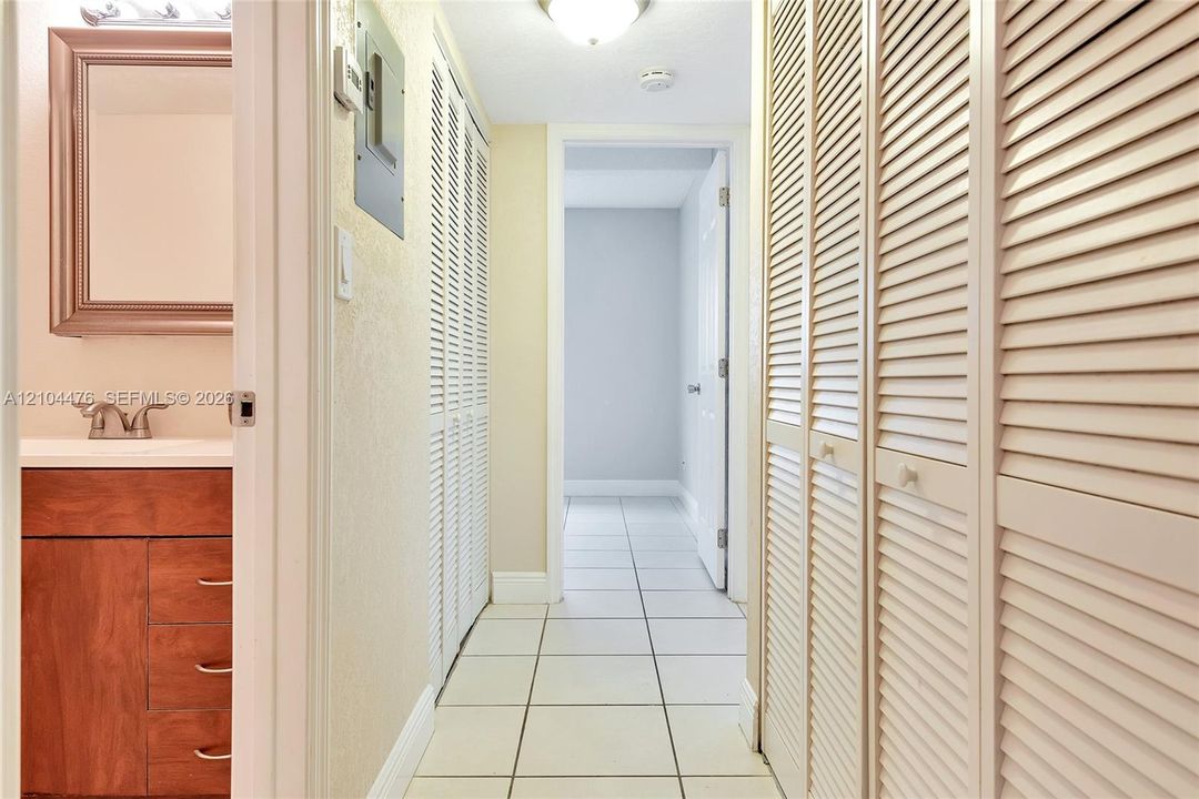 For Rent: $1,800 (2 beds, 2 baths, 905 Square Feet)